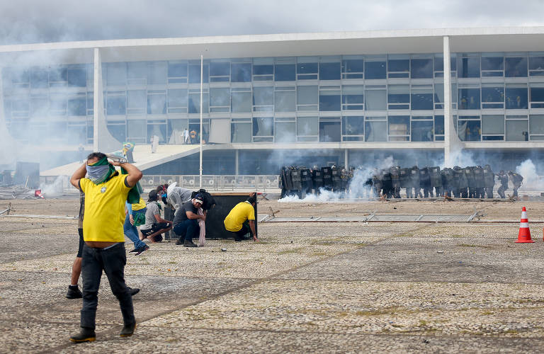 Policiais da tropa de choque tentaram dispersar manifestantes com bombas de efeito moral