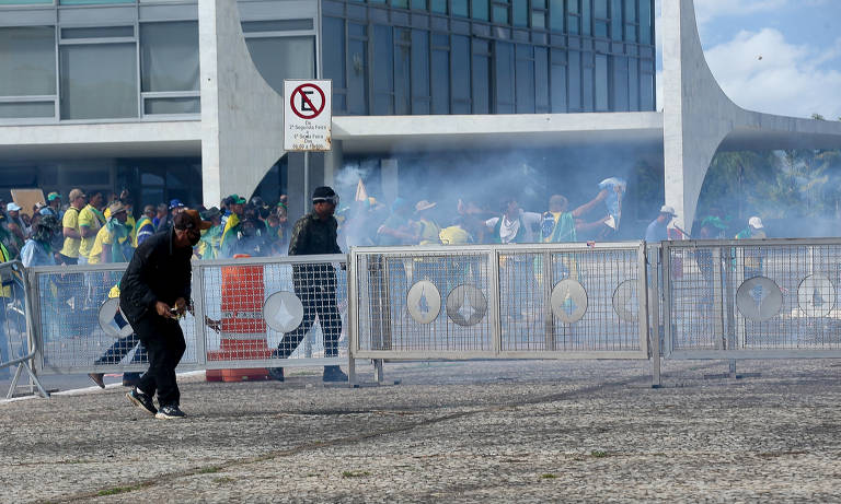 Vândalos durante invasão das sedes dos três Poderes em Brasília, em 8 de janeiro de 2023
