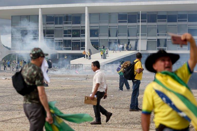 Manifestantes em protesto golpista durante confronto com a tropa de choque da Polícia Militar na praça dos três Poderes, em frente ao Palácio do Planalto, que foi invadido