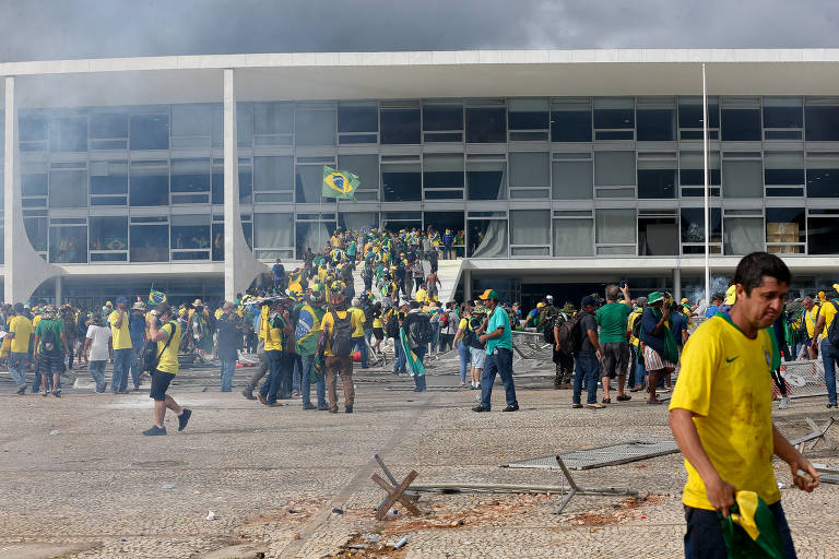 Vândalos durante invasão das sedes dos três Poderes em Brasília, em 8 de janeiro de 2023. Registros fotográficos foram roubados no dia dos ataques