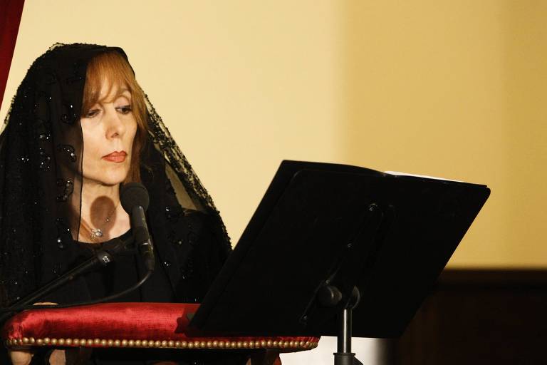 A cantora libanesa Fairuz canta durante missa ortodoxa em Beirute