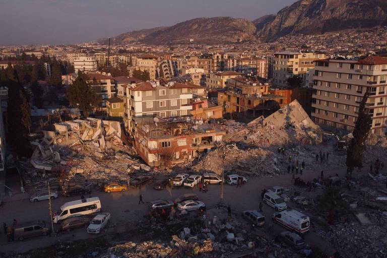 Edifícios que colapsaram em Antáquia, na Turquia, após terremoto de magnitude de 7,8