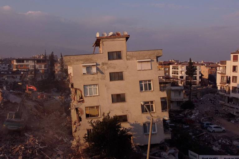 Socorrista sobe em apartamento destruído na Turquia atrás de celular de mãe aflita