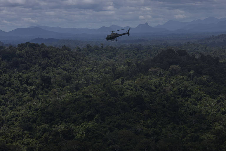 Helicopetros com membros do Grupo Especial de Fiscalização do Ibama sobrevoam a Terra Indigena Yanomami durante operação para combater o garimpo ilegal