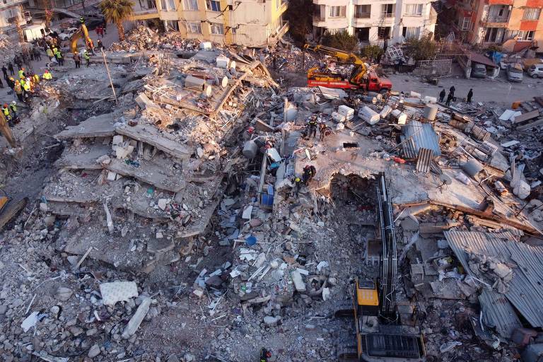 Prédios destruídos pelo terremoto na cidade de Antáquia, na Turquia
