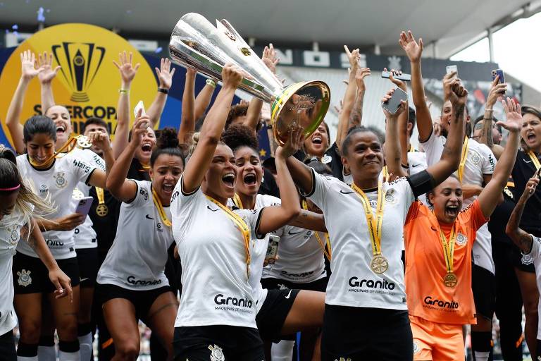 Jogadoras do Corinthians celebram título da Supercopa do Brasil, após vitória por 4 a 1 sobre o Flamengo, em 12 de fevereiro de 2023, no estádio de Itaquera