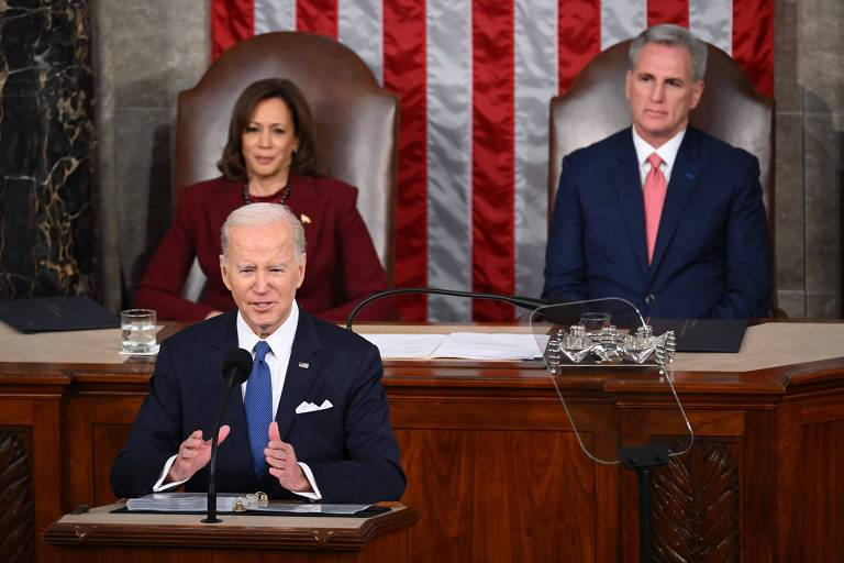 O presidente dos EUA, Joe Biden, à frente, com a vice Kamala Harris e o presidente da Câmara, Kevin McCarthy, ao fundo, no discurso do Estado da União, no Capitólio, em Washington