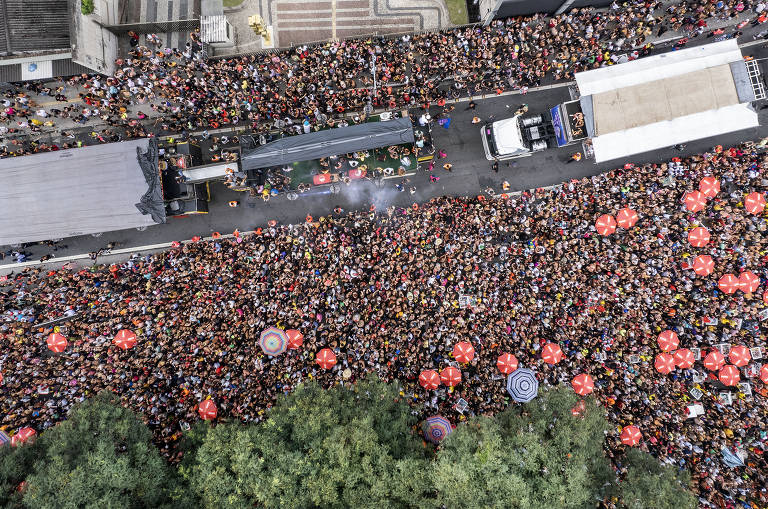 Rua da Consolação vista do alto, com milhares de pessoas no entorno do carro de som