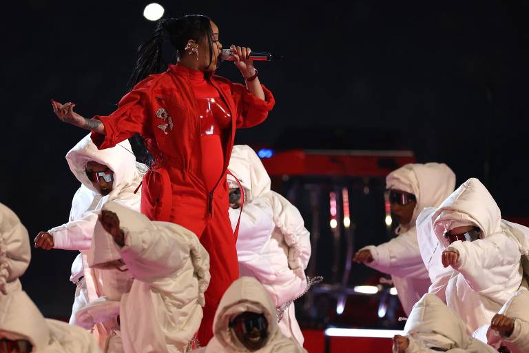 Veja Rihanna durante show no Super Bowl