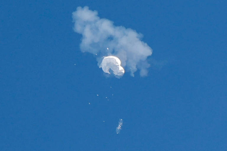 O suposto balão espião chinês cai em direção ao oceano após ser derrubado da costa de Surfside Beach, na Carolina do Sul, nos EUA