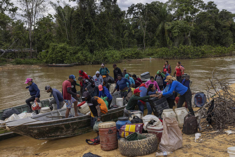 Garimpeiros fogem da Terra Indígena Yanomami em barcos e caçamba de caminhonetes