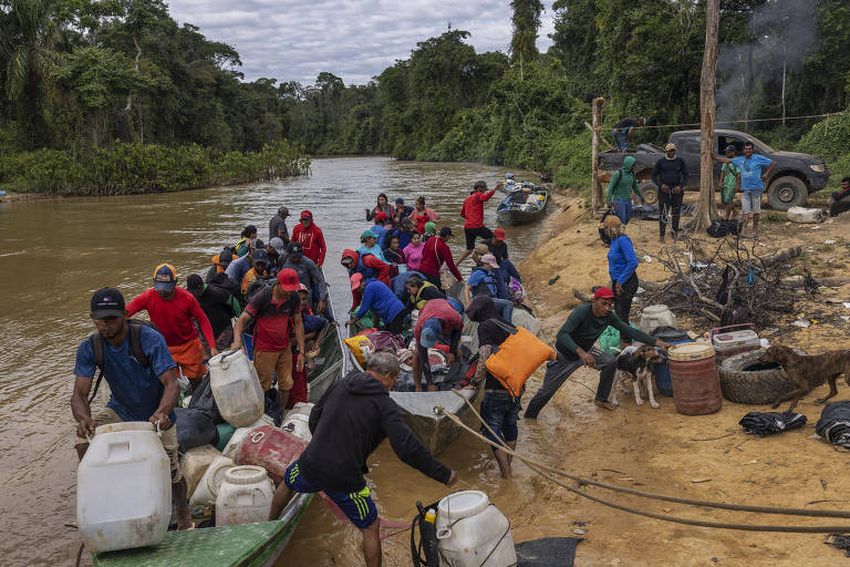 Êxodo de garimpeiros pobres da terra yanomami tem medo da polícia e planos para Guianas