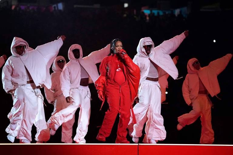 Rihanna celebra a fertilidade em show inusitado no intervalo do Super Bowl