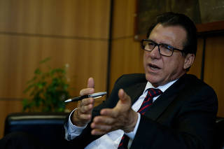 Ministro do Trabalho, Luiz Marinho, concede entrevista