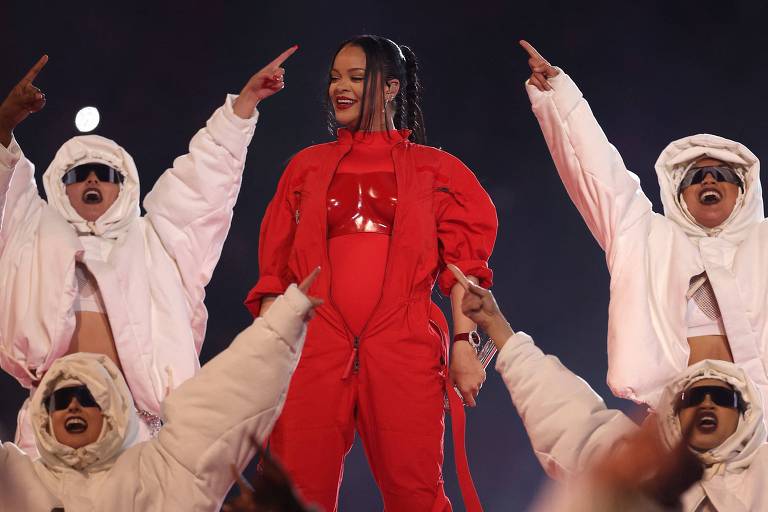 Gravidez surpresa, intérprete enérgica e rainha 'relaxada'; os memes da Rihanna no Super Bowl