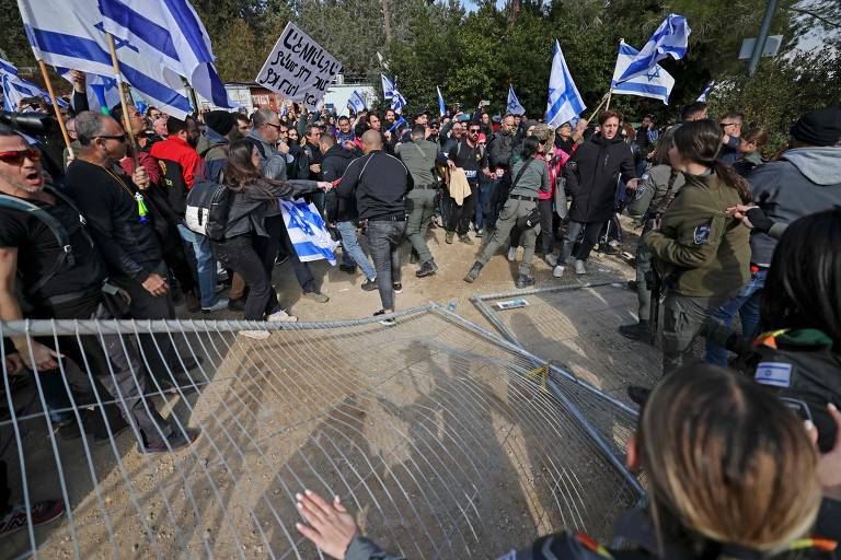 Israel tem protestos dentro e fora do Parlamento em votação de reforma judicial controversa  
