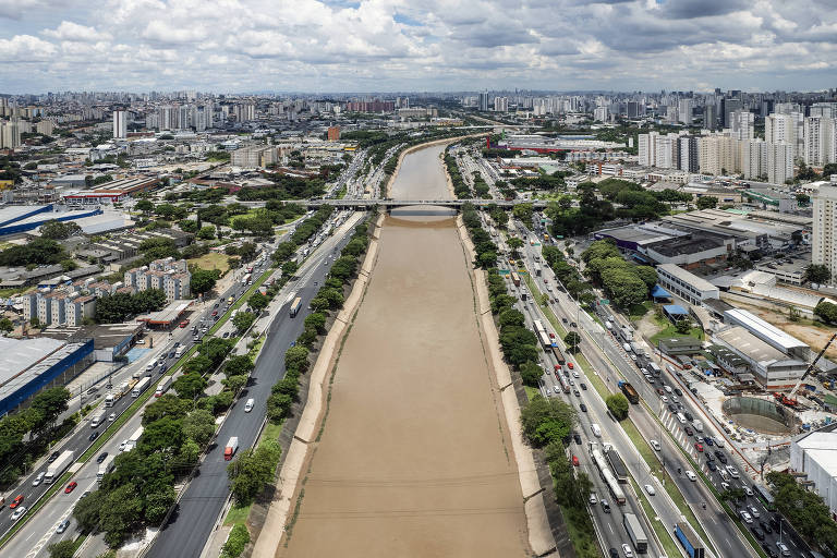 Marginal do rio Tietê na altura da ponte da Freguesia do Ó: trecho que corta a capital é um dos mais poluídos