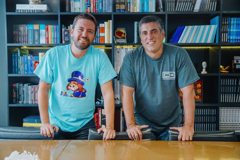 Daniel Monastero e Andre Freitas, sócios-fundadores da DX Gameworks, na sede da publisher, em São Paulo