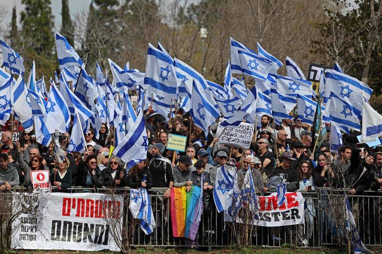 Manifestantes se reúnem na frente do Parlamento de Israel, em Jerusalém, para protestar contra proposta de reforma do Judiciário