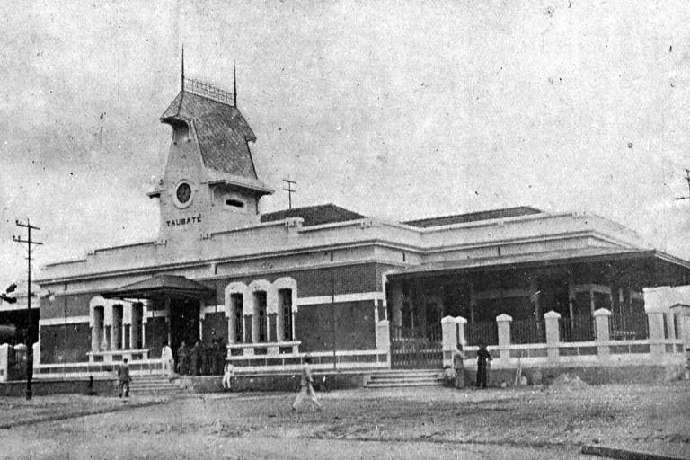 Imagem em preto e branco mostra a estação ferroviária de Taubaté em 1923, ano em que foi inaugurada