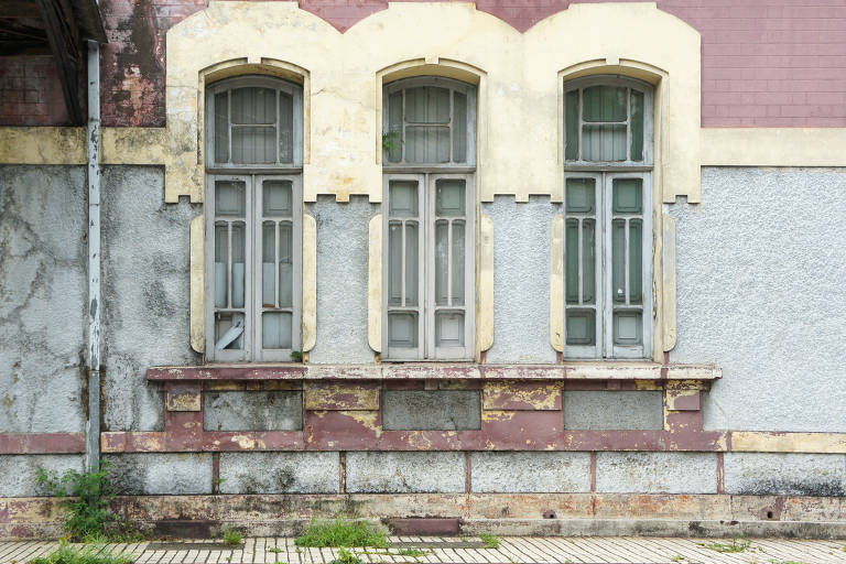 Janelas da estação ferroviária de Taubaté.