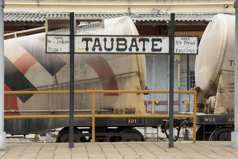 Composição parada na plataforma da estação ferroviária de Taubaté, que será restaurada pela primeira vez em um século.