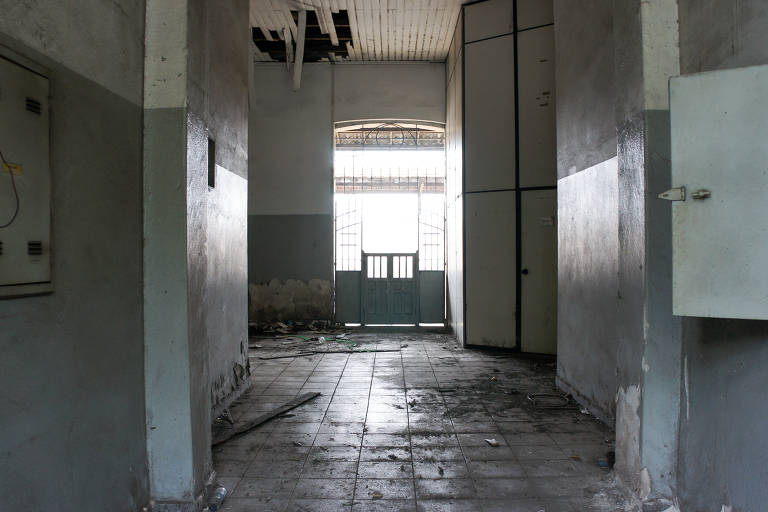 Interior da estação estava abandonado e em péssimo estado de conservação.