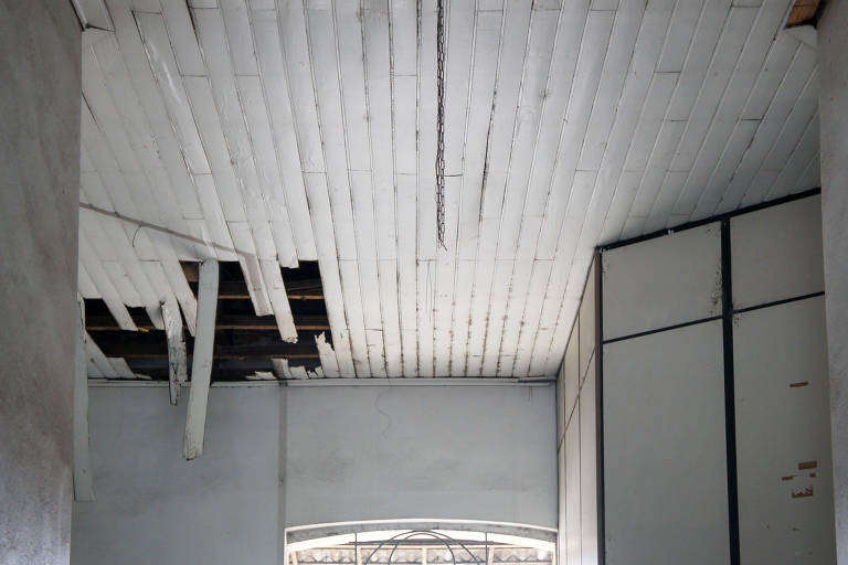 Interior da estação estava abandonado e em péssimo estado de conservação.