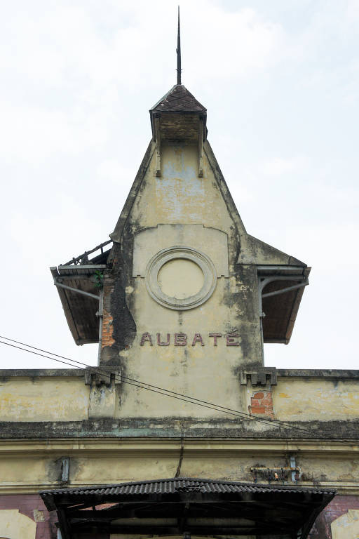 Torreão da estação ferroviária de Taubaté, em péssimo estado de conservação.
