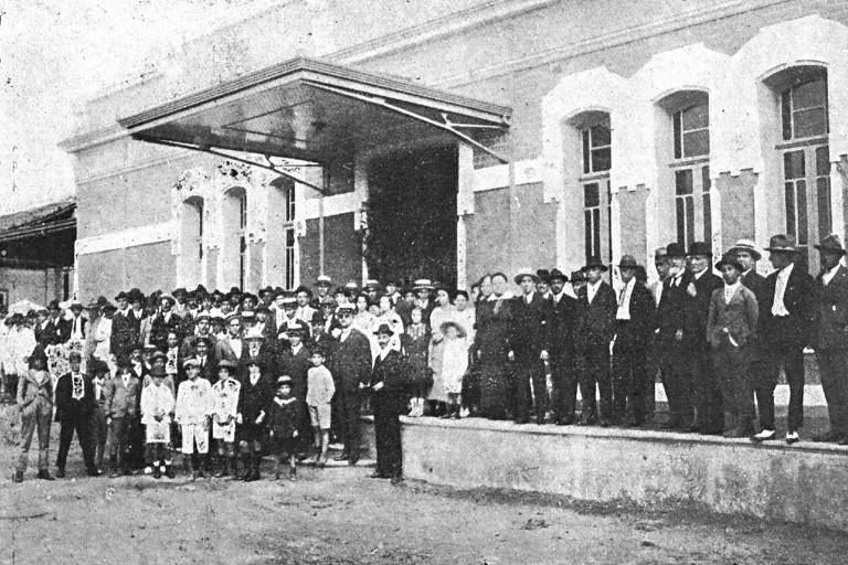 Multidão na porta da estação ferroviária de Taubaté por ocasião de sua inauguração, em junho de 1923.