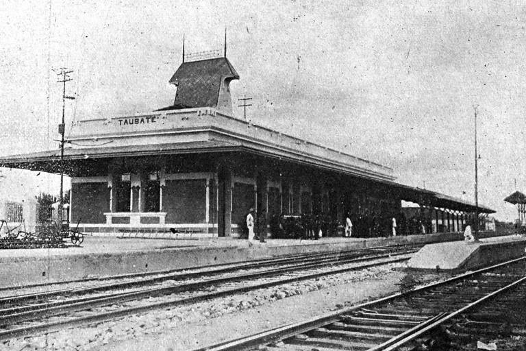 A estação ferroviária de Taubaté vista a partir de uma de suas plataformas em junho de 1923.