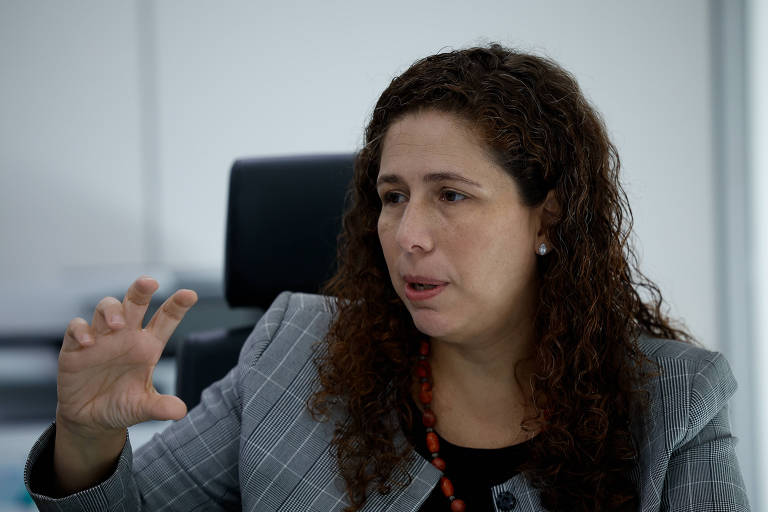 Ministra da Gestão, Esther Dweck, durante entrevista à Folha em seu gabinete, em Brasília
