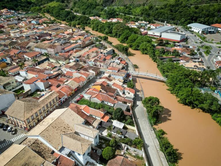 O rio Paraitinga subiu cerca de 4 metros e colocou a Defesa Civil em alerta em São Luiz do Paraitinga (SP)