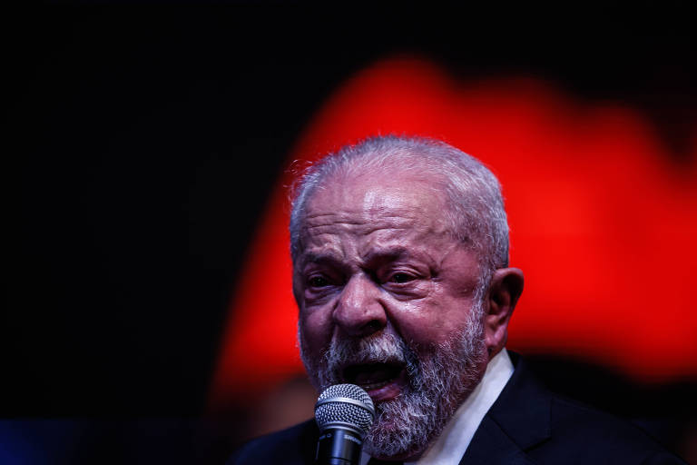 O presidente Luiz Inacio Lula da Silva participa de aniversário do PT de 43 anos no centro ULysses Guimaraes. Foto mostra rosto de Lula em detalhe. Ele tem olhos inchados de choro e está vermelho. Veste terno escuro e camisa branca.