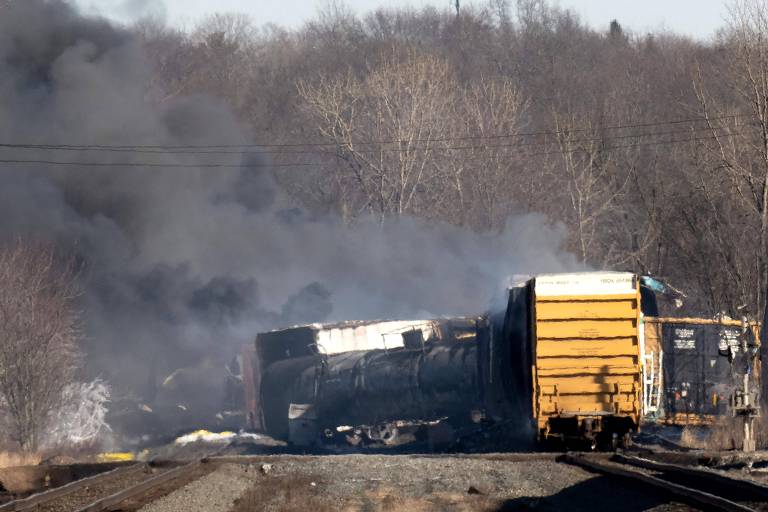 Fumaça sai de trem que descarrilou em Ohio, nos EUA