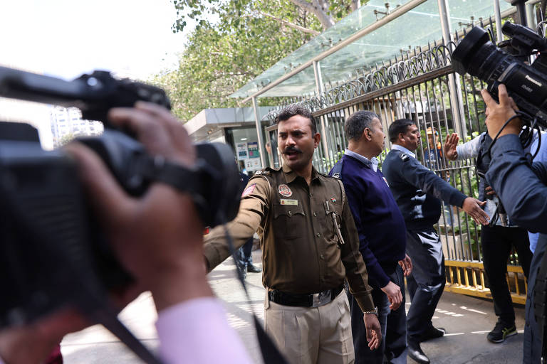 Policiais diante de prédio que abriga escritórios da BBC em Nova Déli, na Índia, alvo de uma operação de busca e apreensão pela Receita Federal