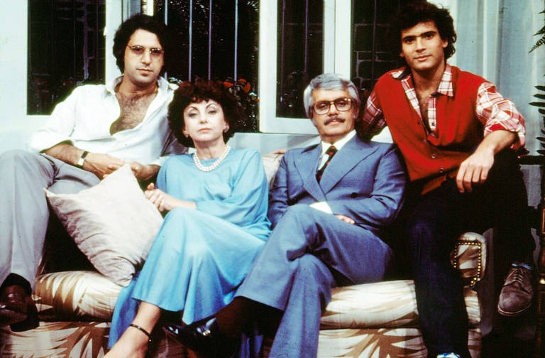 Beto (Lauro Corona) , Franklin (Cláudio Correa e Castro) , Celina (Beatriz Segall) e Cacá (Antonio Fagundes )