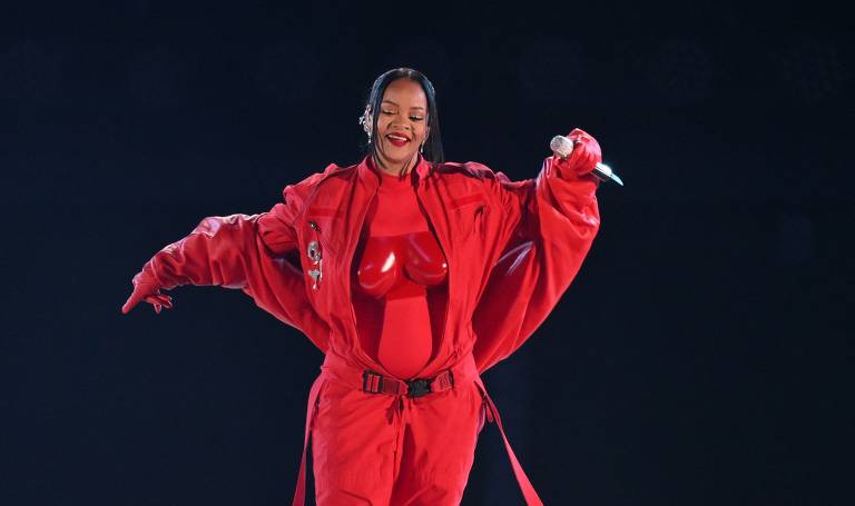 A cantora barbadense Rihanna se apresenta durante o show do intervalo do Super Bowl LVII entre o Kansas City Chiefs e o Philadelphia Eagles no State Farm Stadium em Glendale, Arizona