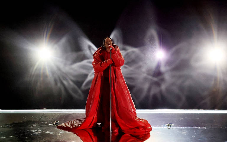 Rihanna se apresenta durante o show do intervalo