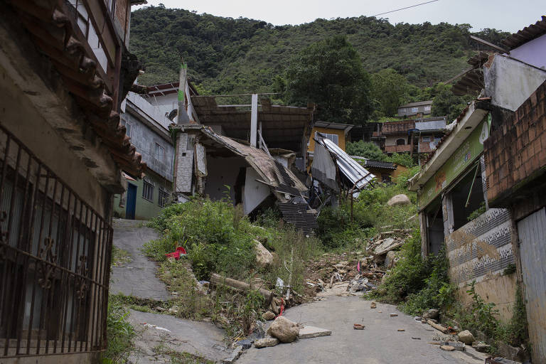 Foco da tragédia de Petrópolis segue coberto por escombros 1 ano depois