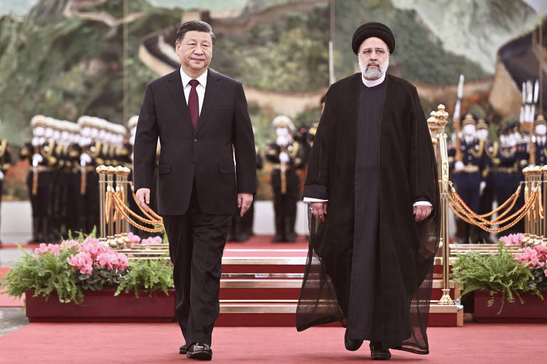 O líder chinês, Xi Jinping (à esq.), e o presidente iraniano, Ebrahim Raisi, no Grande Salão do Povo, em Pequim

