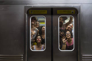 Fantasias de Carnaval no Metro