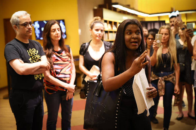 Jéssica Ribeiro Santos, de 32 anos, mulher trans e ex-funcionária da Livraria Cultura, faz leitura da sua rescisão de contrato trabalhista durante evento que convocou artistas e autores para ocupar a unidade da rede na avenida Paulista