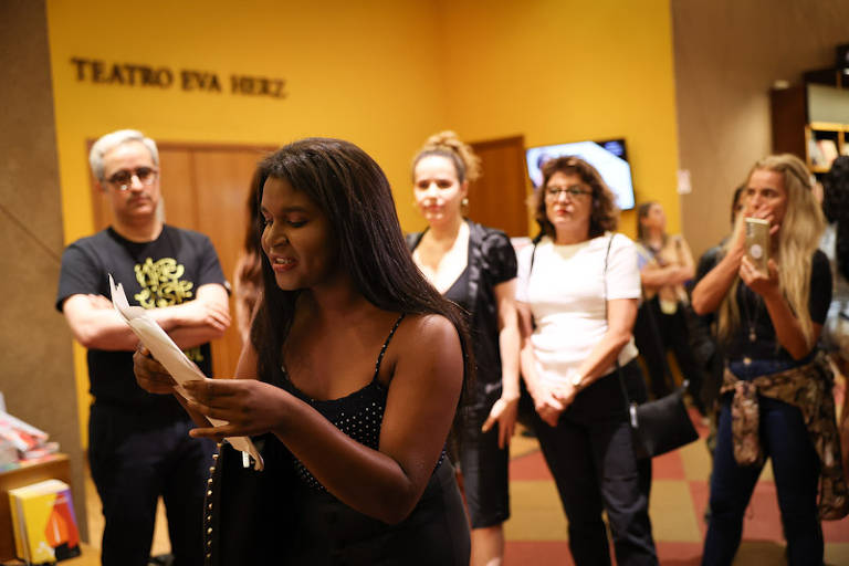 Jéssica Ribeiro Santos, de 32 anos, mulher trans e ex-funcionária da Livraria Cultura, faz leitura da sua rescisão de contrato trabalhista durante evento que convocou artistas e autores para ocupar a unidade da rede na avenida Paulista