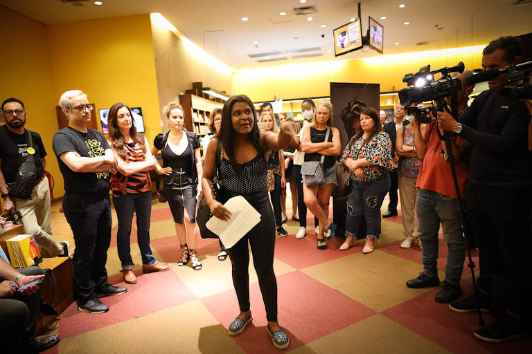 Jéssica Ribeiro Santos, de 32 anos, mulher trans e ex-funcionária da Livraria Cultura, faz leitura da sua rescisão de contrato trabalhista durante evento que convocou artistas e autores para ocupar a unidade da rede na avenida Paulista