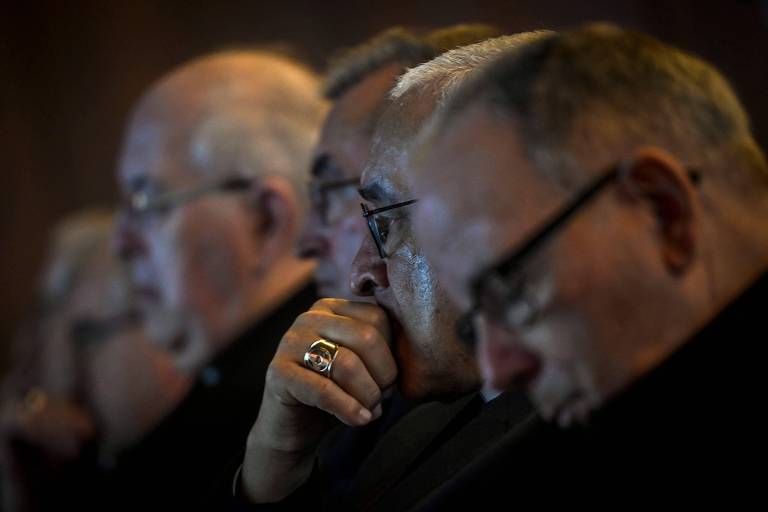 José Ornelas (no centro, com anel no dedo), presidente da Conferência Episcopal Portuguesa, durante entrevista coletiva