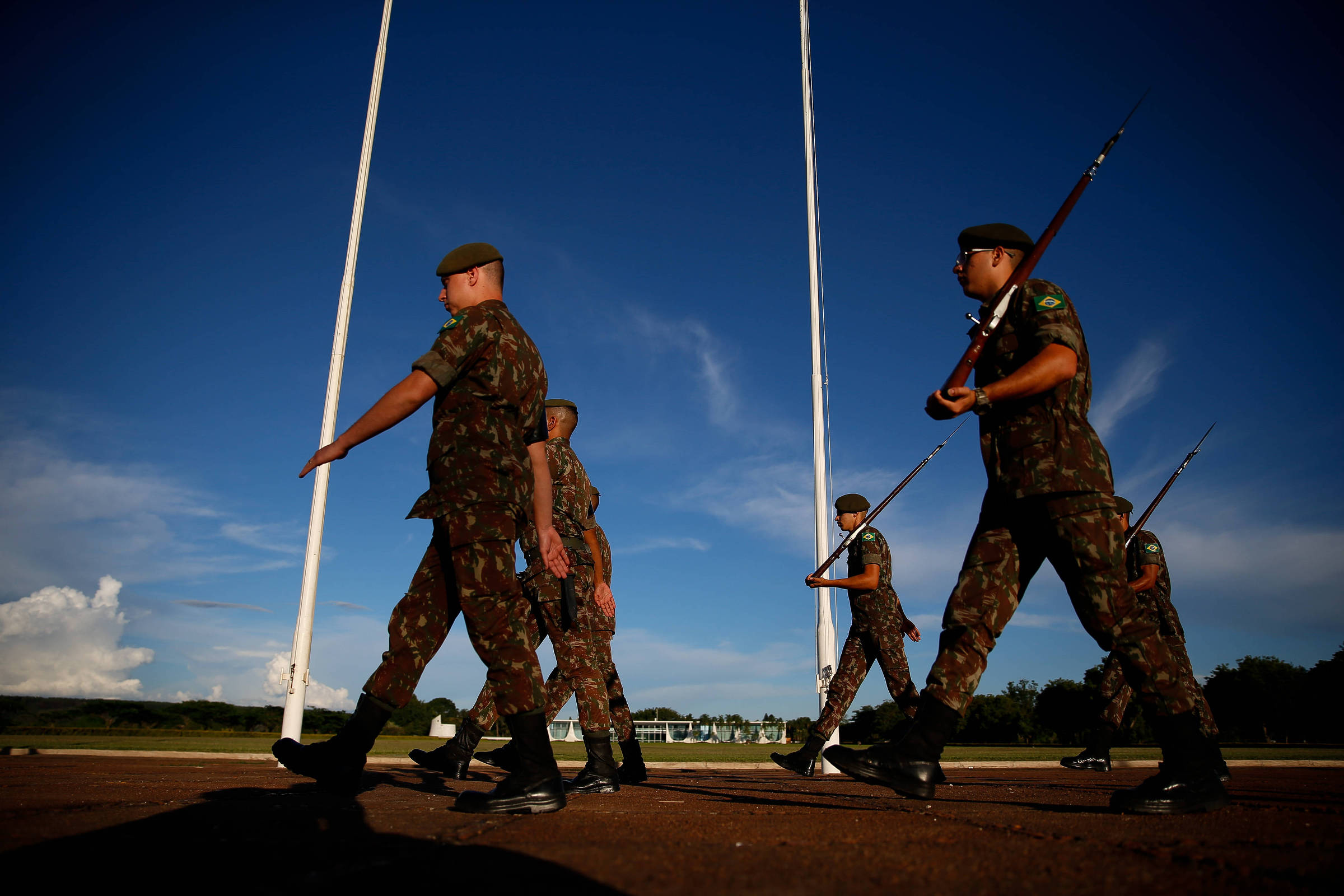 Exército abre concurso com 197 vagas de nível superior em todo Brasil; 152  são para médicos - Concursos e Empregos - Folha PE