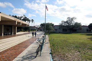 At New College of Florida, in Sarasota, Gov. Ron DeSantis removed six of the schoolÕs 13 trustees, replacing them with allies holding strongly conservative views.  (Octavio Jones/The New York Times)
