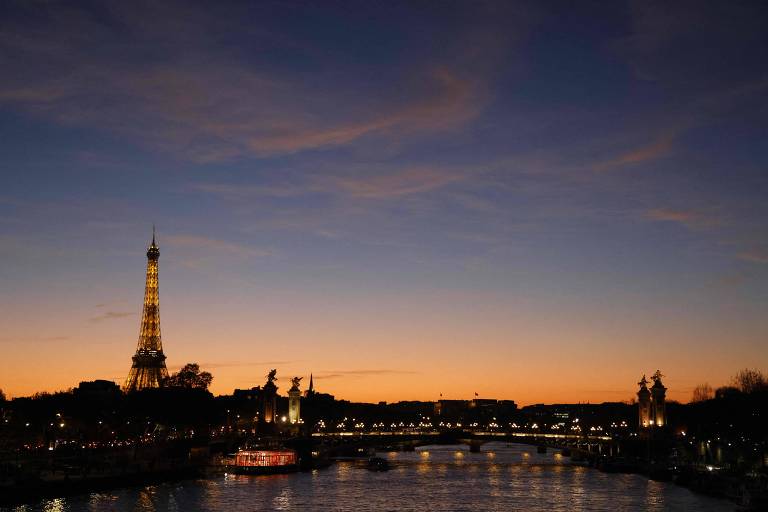 A Torre Eiffel ao fundo do rio Sena, em Paris