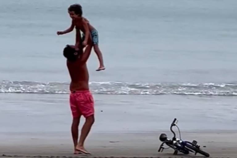 'Coisas assim fazem tudo valer a pena', diz pai que viralizou ensinando filho a andar de bicicleta